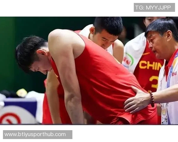 周琦因伤缺席亚洲杯赛场与队友并肩作战全力以赴进行康复训练